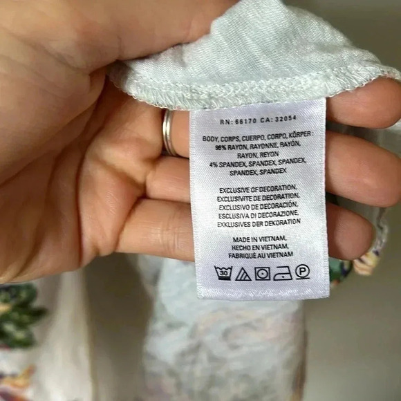 Akemi & Kin Gardenia tank Button  Down floral - Picture 4 of 6